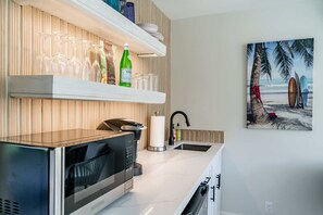 Refrigerador, microondas, lavavajillas y cafetera y tetera 
