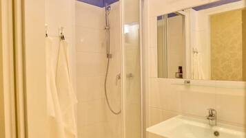 Haartrockner, Handtücher, Seife, Shampoo