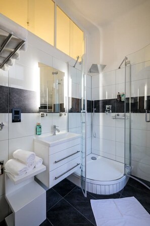 Een haardroger, handdoeken, zeep, shampoo