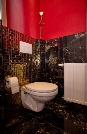 Haartrockner, Handtücher, Seife, Shampoo