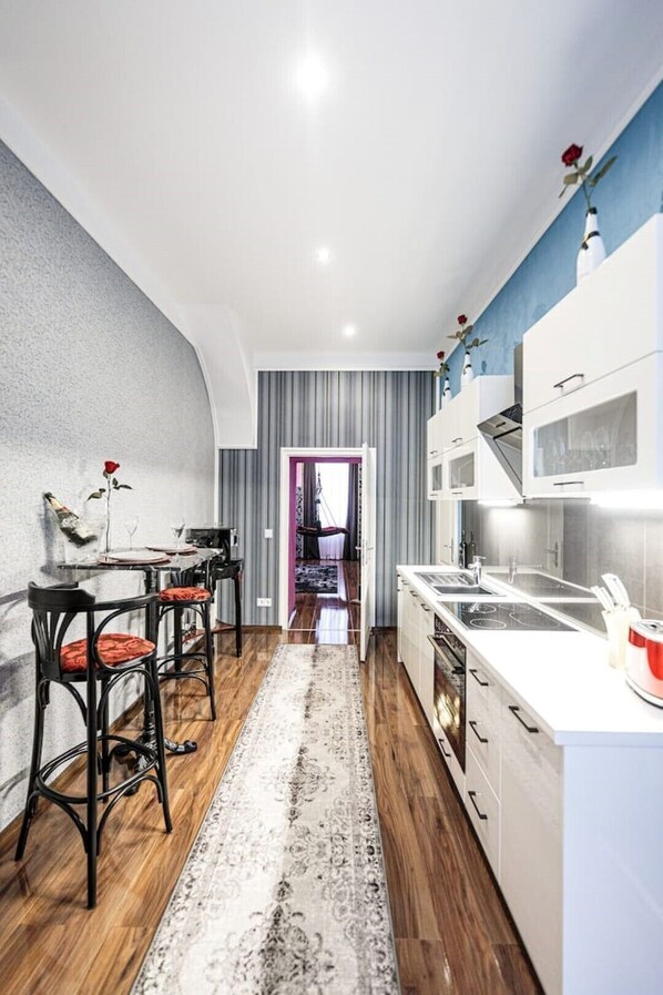 Kühlschrank, Ofen, Herdplatte, Geschirrspüler