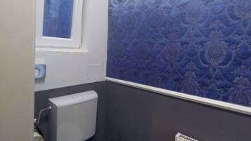 Haartrockner, Handtücher, Shampoo, Toilettenpapier