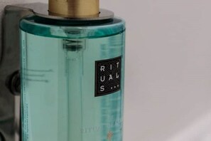 مجففات شعر، مناشف، شامبو، ورق حمّام