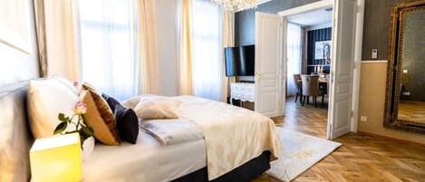 3 عدّة غرف نوم وخزنة داخل الغرفة ومكواة/لوح كي وسرير سفر