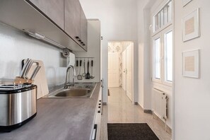 Kjøleskap, ovn, kokeplater og oppvaskmaskin