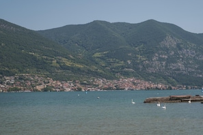 A lakeside view with a town and mountains in the background. - Interno 2 in Iseo With 1 Bedrooms and 1 Bathrooms (Iseo)