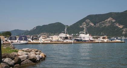 Interno 2 in Iseo With 1 Bedrooms and 1 Bathrooms