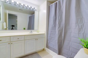 تجهيزات دش، مجففات شعر، مناشف، صابون