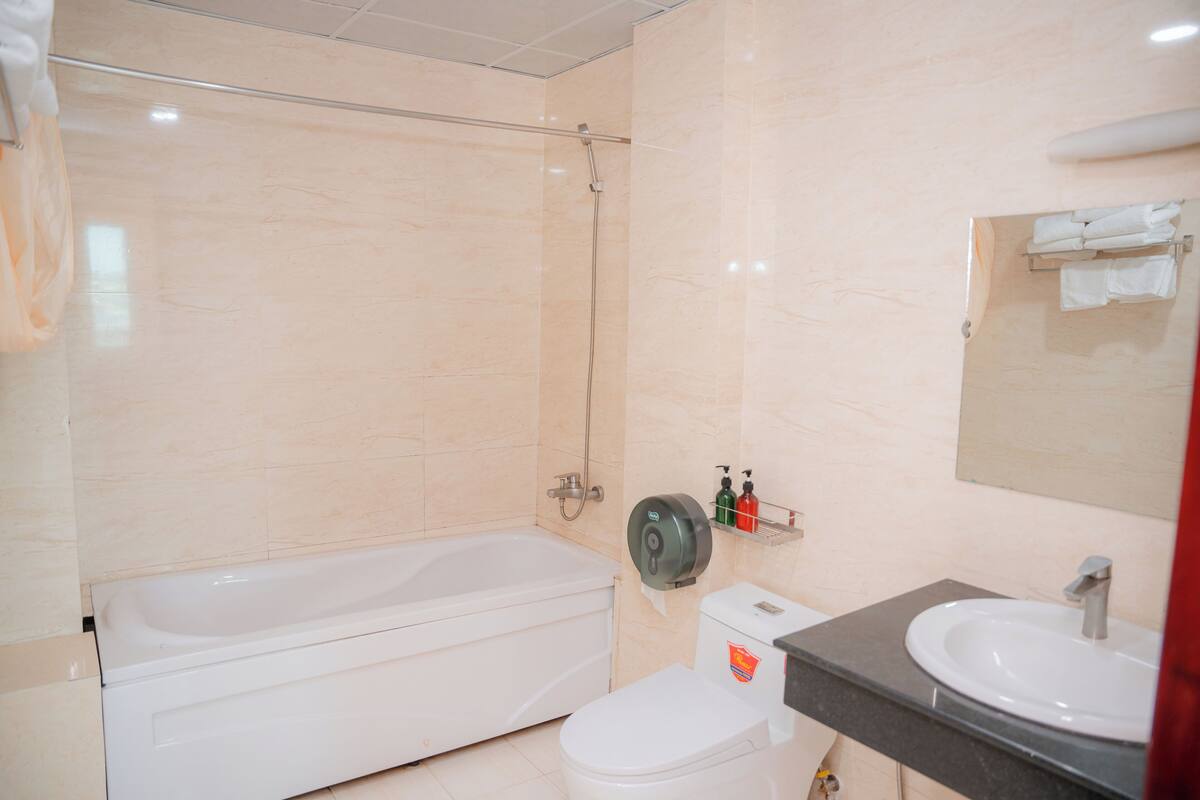 Une salle de bain moderne avec une baignoire, des toilettes et un lavabo.