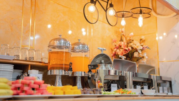 Un buffet proposant divers plats, un coin café et un luminaire en forme de vélo.