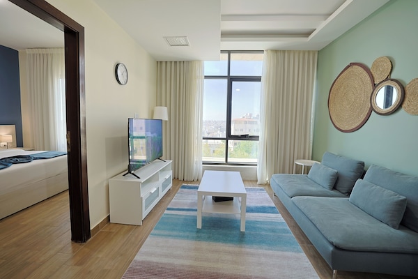 Apartamento, 1 quarto | Área de estar | Smart TV 55 polegadas com canais digitais, TV