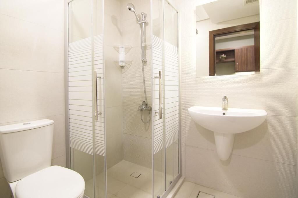 Shower, rainfall showerhead, free toiletries, hair dryer