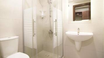 Shower, rainfall showerhead, free toiletries, hair dryer