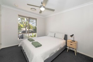 5 Schlafzimmer, Schreibtisch, Bügeleisen/Bügelbrett, kostenloses WLAN