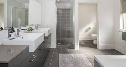 New large 5 bed house just 3km's from Brisbane Airport