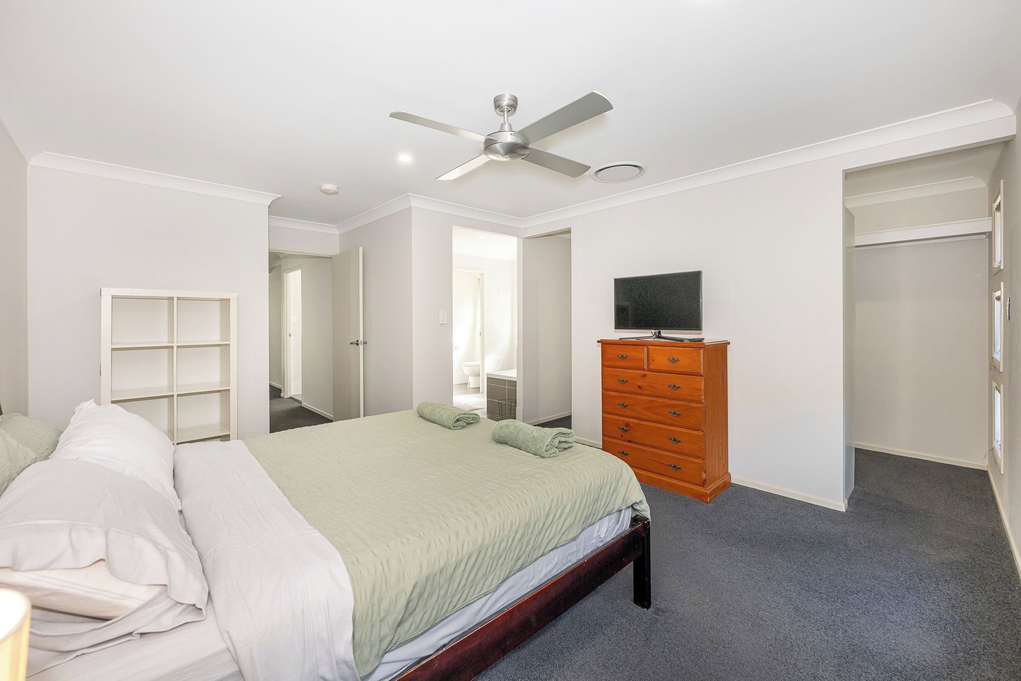 5 bedrooms, desk, iron/ironing board, free WiFi
