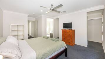 5 bedrooms, desk, iron/ironing board, free WiFi