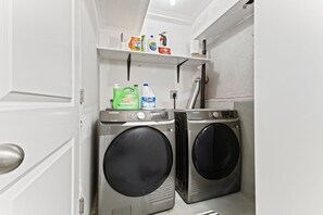 Interior - Luxury 2BR Guest Suite: Fast WiFi | BBQ | Rainfall Showers I Near Downtown (Calgary)