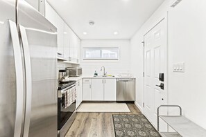 Réfrigérateur, four à micro-ondes, un four, surface de cuisson