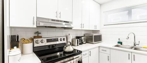 Frigorífico, microondas, horno y placa de cocina