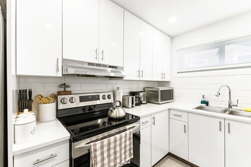 Luxury 2BR Guest Suite: Fast WiFi | BBQ | Rainfall Showers I Near Downtown