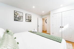 2 bedrooms, iron/ironing board, travel cot, free WiFi - Luxury 2BR Guest Suite: Fast WiFi | BBQ | Rainfall Showers I Near Downtown (Calgary)