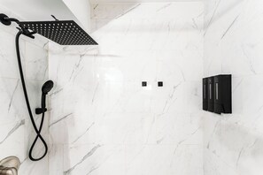 Hair dryer, towels, soap, shampoo - Luxury 2BR Guest Suite: Fast WiFi | BBQ | Rainfall Showers I Near Downtown (Calgary)