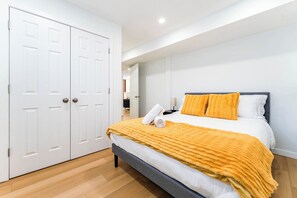 2 habitaciones, tabla de planchar con plancha y cuna de viaje 
