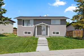 Exterior - Luxury 2BR Guest Suite: Fast WiFi | BBQ | Rainfall Showers I Near Downtown (Calgary)