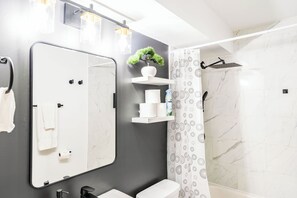Haartrockner, Handtücher, Seife, Shampoo