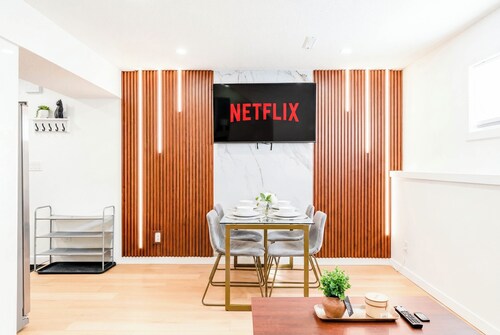 Luxury 2BR Guest Suite: Fast WiFi | BBQ | Rainfall Showers I Near Downtown