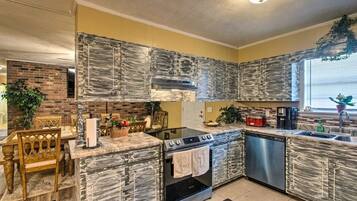 Kylskåp, ugn och spishäll