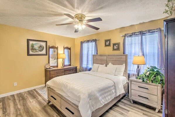 4 bedrooms, iron/ironing board, WiFi, bed sheets - Charming/ spacious 2536 Tebeau St Getaway; 1.2 miles down town (Waycross)