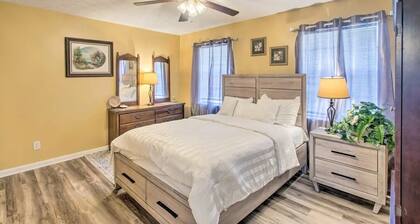 Charming/ spacious 2536 Tebeau St Getaway; 1.2 miles down town