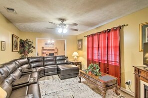 Smart TV - Charming/ spacious 2536 Tebeau St Getaway; 1.2 miles down town (Waycross)