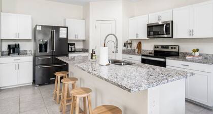 Albeniz Pl · Serene Retreat at Modern Albeniz w/ Private Yard