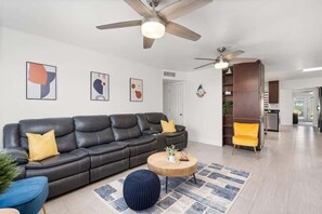 TV, offices - Extravagant Phoenix Retreat|Pool|Gazebo|HeatedPool (Phoenix)