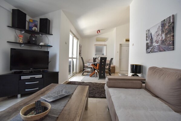 Sea View Flat w Balcony 10 min to Budva Beach (Budva, Montenegro