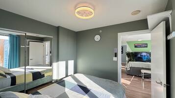 3 chambres, coffres-forts dans les chambres, fer et planche à repasser
