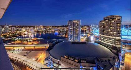 Downtown High-rise Condo Amazing View+Pool+Hot Jacuzzi+Sauna+Gym+ free Parking