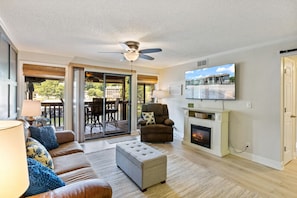 Smart-TV, Kamin, Bücher