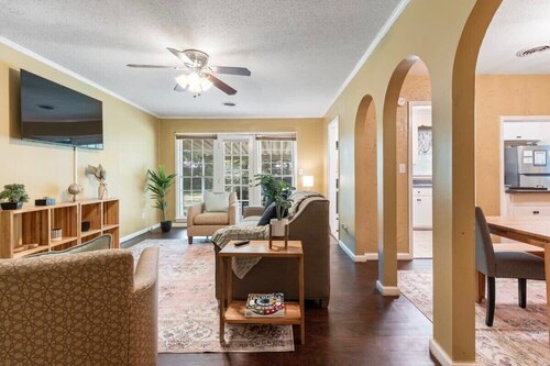 Firepit & Patio- Mins to Dining- The Vaughnique