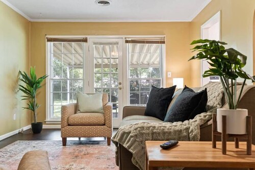 Firepit & Patio- Mins to Dining- The Vaughnique