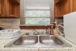 Fridge, microwave, oven, stovetop - 10 Min to Downtown, Close to Dining-Boxwood Beauty (Columbus)