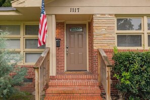 Exterior detail - 10 Min to Downtown, Close to Dining-Boxwood Beauty (Columbus)