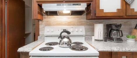 Een koelkast, een microgolfoven, een oven, een kookplaat