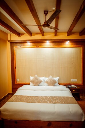Premium bedding, desk, soundproofing, iron/ironing board - Paradise Boutique Hotel (Pokhara)