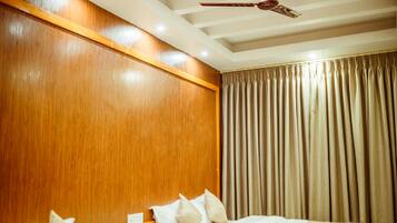 Deluxe Apartment | Premium bedding, desk, soundproofing, iron/ironing board