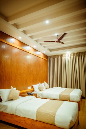 Ropa de cama de alta calidad, escritorio y sistema de insonorización