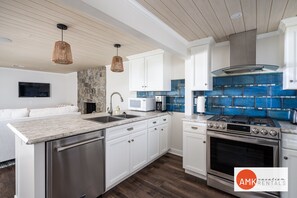 Fridge, microwave, oven, stovetop - The Glistening Grape - High end Lake Retreat (Fennville)